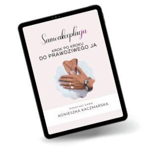 Kobieta z ręką na sercu,powtarzająca afirmacje z workbooka 'Samoakceptacja: Krok po Kroku do Prawdziwego Ja' na tablecie, symbolizująca głęboką samoakceptację