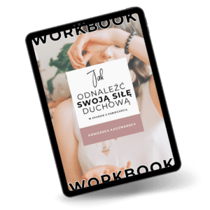 Okładka workbooka z tytułem "Jak odnaleźć swoją siłę duchową w zgodzie z kobiecością", w tle motywy kobiecej sylwetki emanujące siłą.