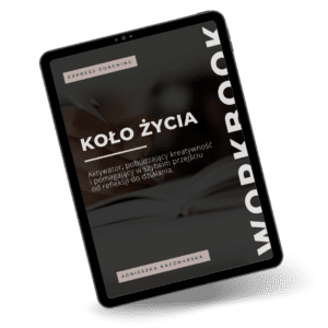 Na ekranie iPada widoczne jest Koło Życia Workbook z elegancką, inspirującą okładką. Workbook jest otwarty na stronie wprowadzającej do zadań, przygotowując użytkownika do refleksji i samorozwoju. Stylowa oprawa wyróżnia się subtelnymi detalami, a iPada otacza delikatne światło, podkreślając atmosferę skoncentrowanej pracy nad własnym życiem.