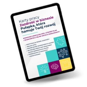 Tablet z okładką workbooka "Karty Pracy: Zazdrość w biznesie" na tle białego tła.